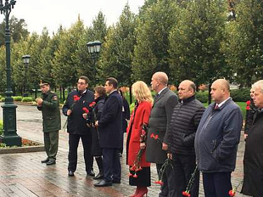 Парламентарии от Иркутской области возложили венки к Могиле Неизвестного Солдата в Москве